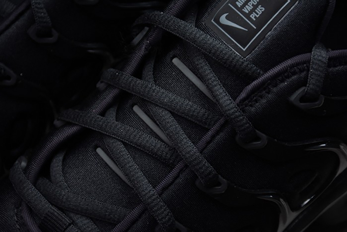 nike air vapormax plus triple black | 924453-004