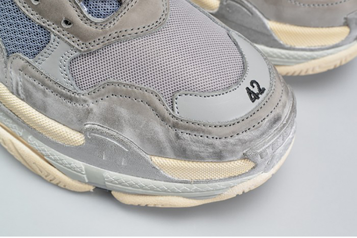 Ba*len*cia*ga 17fw triple s washed show snea grey  mens aed2900